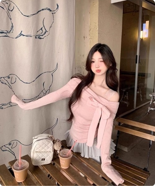 I.O.E(アイオイ)の「【韓国ファッション】リボンオフショルダー リブニットトップス(Tシャツ/カットソー・レディース・ピンク/アイボリー・FREE)」の16枚目の写真