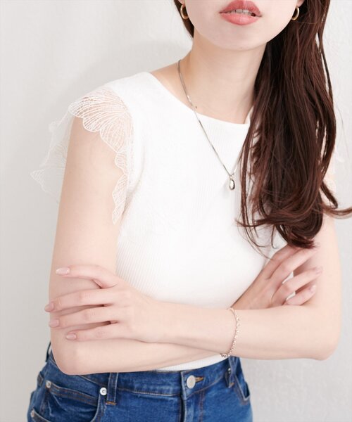 natural couture(ナチュラルクチュール)の「フラワーレースノースリニット(ニット/セーター・レディース・グレー/ブラック/オフホワイト/サックスブルー/ピンクベージュ・FREE)」の2枚目の写真