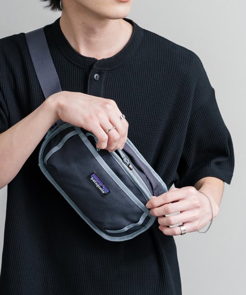 patagonia（パタゴニア）の「Patagonia FIELDSMITH HIP PACK ワンポイントロゴウエストポーチボディショルダー2WAYバッグ（ボディバッグ/ウエストポーチ・メンズ・ブラック/ブルー・FREE）」の2枚目の写真