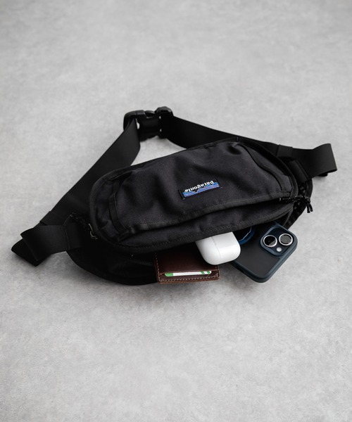 patagonia（パタゴニア）の「Patagonia FIELDSMITH HIP PACK ワンポイントロゴウエストポーチボディショルダー2WAYバッグ（ボディバッグ/ウエストポーチ・メンズ・ブラック/ブルー・FREE）」の4枚目の写真