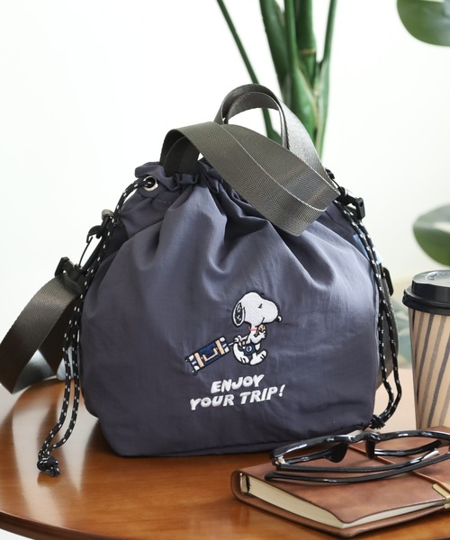SNOOPY(スヌーピー)の「SNOOPY スヌーピー 巾着ショルダーバッグ enjoy your trip(ショルダーバッグ・レディース・チャコールグレー・FREE)」の1枚目の写真