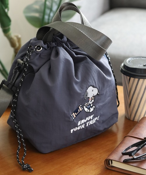 SNOOPY(スヌーピー)の「SNOOPY スヌーピー 巾着ショルダーバッグ enjoy your trip(ショルダーバッグ・レディース・チャコールグレー・FREE)」の8枚目の写真