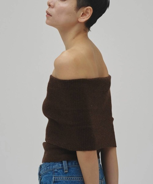 TODAYFUL（トゥデイフル）の「Seamless Offshoulder Knit 12610531（ニット/セーター・レディース・ブラック/ライトグリーン/ブラウン・FREE）」の5枚目の写真