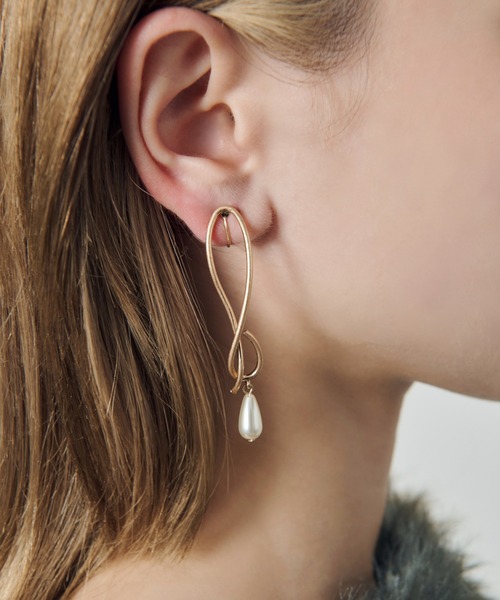 GOLDY(ゴールディ)の「ドロップ パール × メタル アシンメトリー イヤリング(イヤリング・レディース・ゴールド系その他・FREE)」の1枚目の写真