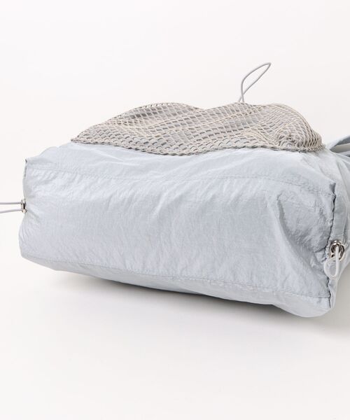 VIBGYOR(ヴィブジョー)の「Liaa/ドローストリング メッシュポケット トートバッグ A18855(トートバッグ・レディース・ホワイト/ブラック/ブルー・FREE)」の7枚目の写真