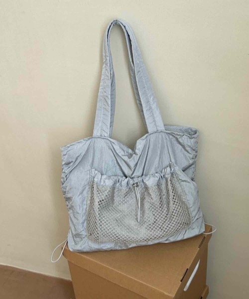 VIBGYOR(ヴィブジョー)の「Liaa/ドローストリング メッシュポケット トートバッグ A18855(トートバッグ・レディース・ホワイト/ブラック/ブルー・FREE)」の3枚目の写真