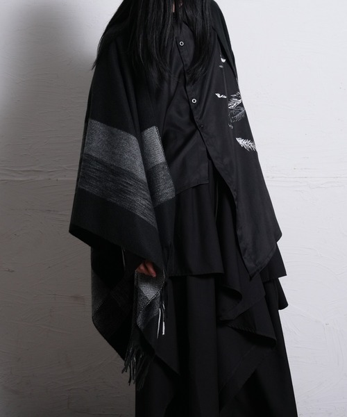 Ruze(ルゼ)の「Monochrome check poncho/モノクロームニットポンチョ(ポンチョ・レディース・ブラック・FREE)」の4枚目の写真