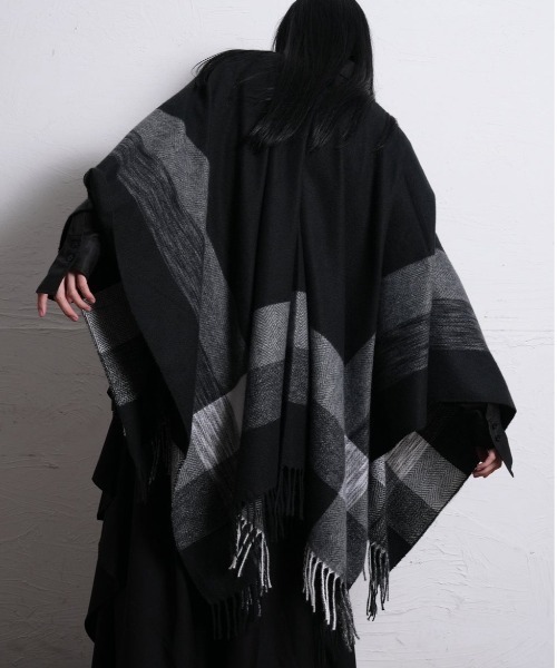 Ruze(ルゼ)の「Monochrome check poncho/モノクロームニットポンチョ(ポンチョ・レディース・ブラック・FREE)」の5枚目の写真