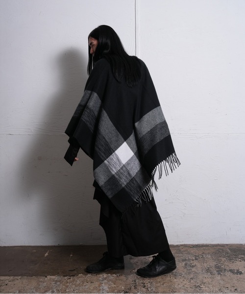 Ruze(ルゼ)の「Monochrome check poncho/モノクロームニットポンチョ(ポンチョ・レディース・ブラック・FREE)」の7枚目の写真