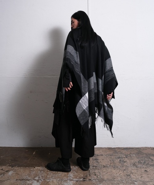 Ruze(ルゼ)の「Monochrome check poncho/モノクロームニットポンチョ(ポンチョ・レディース・ブラック・FREE)」の8枚目の写真