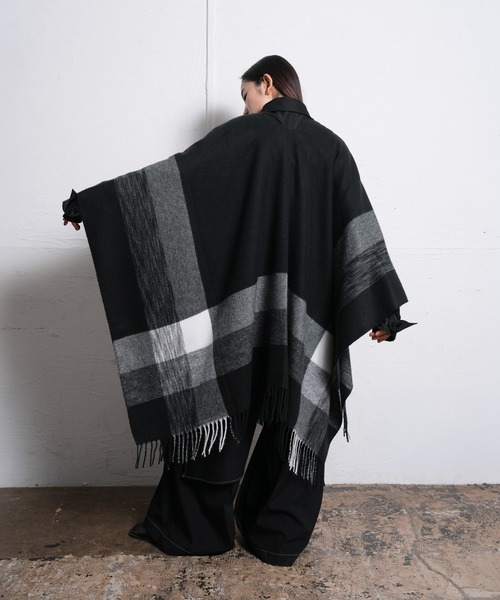 Ruze(ルゼ)の「Monochrome check poncho/モノクロームニットポンチョ(ポンチョ・レディース・ブラック・FREE)」の10枚目の写真