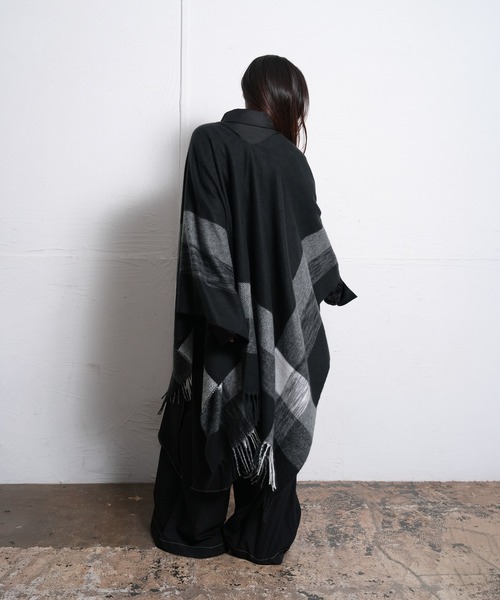 Ruze(ルゼ)の「Monochrome check poncho/モノクロームニットポンチョ(ポンチョ・レディース・ブラック・FREE)」の11枚目の写真