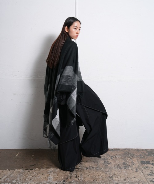 Ruze(ルゼ)の「Monochrome check poncho/モノクロームニットポンチョ(ポンチョ・レディース・ブラック・FREE)」の12枚目の写真