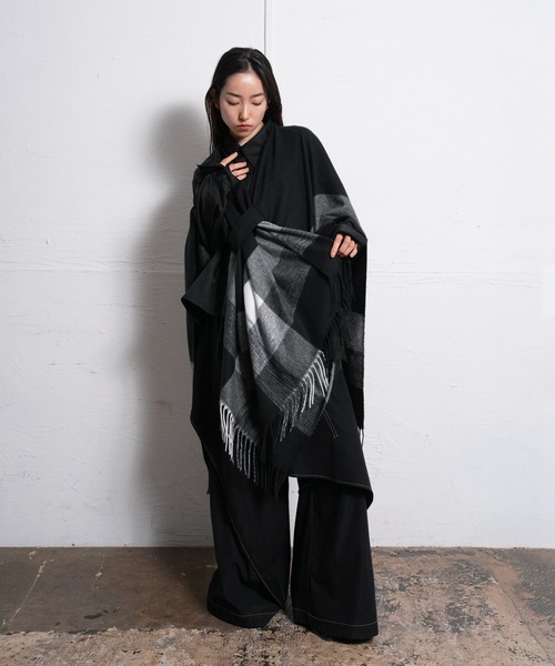 Ruze(ルゼ)の「Monochrome check poncho/モノクロームニットポンチョ(ポンチョ・レディース・ブラック・FREE)」の13枚目の写真