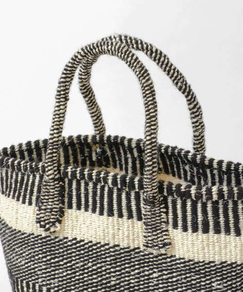 URBAN RESEARCH(アーバンリサーチ)の「ミックスボーダーサイザルバッグ(かごバッグ・レディース・ブラック系その他・FREE)」の4枚目の写真