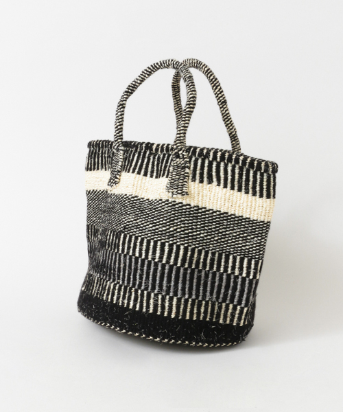 URBAN RESEARCH(アーバンリサーチ)の「ミックスボーダーサイザルバッグ(かごバッグ・レディース・ブラック系その他・FREE)」の2枚目の写真
