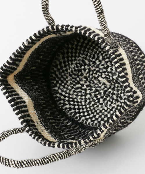 URBAN RESEARCH(アーバンリサーチ)の「ミックスボーダーサイザルバッグ(かごバッグ・レディース・ブラック系その他・FREE)」の6枚目の写真