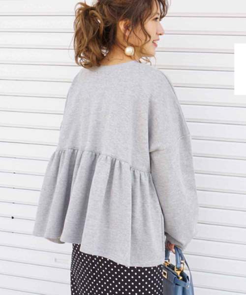 M y u(ミュー)の「裾フレア裏毛プルオーバー(Tシャツ/カットソー・レディース・ブラック/カーキ/ボルドー/パープル/グレイッシュベージュ/アイボリー/グレー/サックスブルー・M)」の4枚目の写真