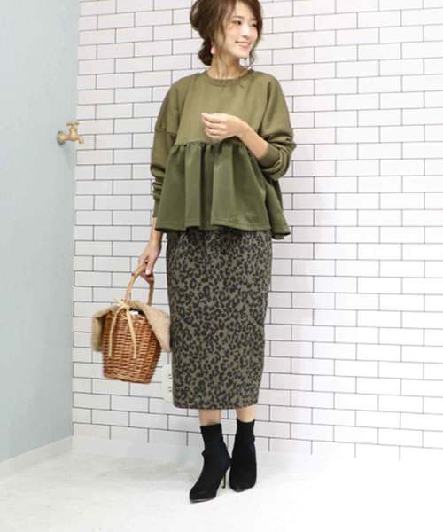 M y u(ミュー)の「裾フレア裏毛プルオーバー(Tシャツ/カットソー・レディース・ブラック/カーキ/ボルドー/パープル/グレイッシュベージュ/アイボリー/グレー/サックスブルー・M)」の5枚目の写真