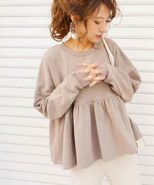 M y u(ミュー)の「裾フレア裏毛プルオーバー(Tシャツ/カットソー・レディース・ブラック/カーキ/ボルドー/パープル/グレイッシュベージュ/アイボリー/グレー/サックスブルー・M)」の1枚目の写真