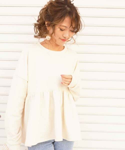 M y u(ミュー)の「裾フレア裏毛プルオーバー(Tシャツ/カットソー・レディース・ブラック/カーキ/ボルドー/パープル/グレイッシュベージュ/アイボリー/グレー/サックスブルー・M)」の2枚目の写真