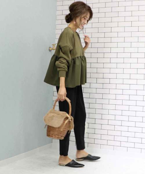 M y u(ミュー)の「裾フレア裏毛プルオーバー(Tシャツ/カットソー・レディース・ブラック/カーキ/ボルドー/パープル/グレイッシュベージュ/アイボリー/グレー/サックスブルー・M)」の17枚目の写真