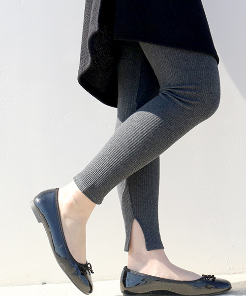 CHARM BERRY TIC（チャームベリーチック）の「スリット入りリブレギンス（レギンス/スパッツ・レディース・ブラック/グレー/カーキ/ライトグレー/アイボリー/グレイッシュベージュ/ベージュ/ブラウン/キャメル・S～Ｍ/M～Ｌ/M-L/S-M）」の4枚目の写真