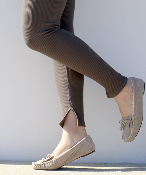 CHARM BERRY TIC（チャームベリーチック）の「スリット入りリブレギンス（レギンス/スパッツ・レディース・ブラック/グレー/カーキ/ライトグレー/アイボリー/グレイッシュベージュ/ベージュ/ブラウン/キャメル・S～Ｍ/M～Ｌ/M-L/S-M）」の8枚目の写真