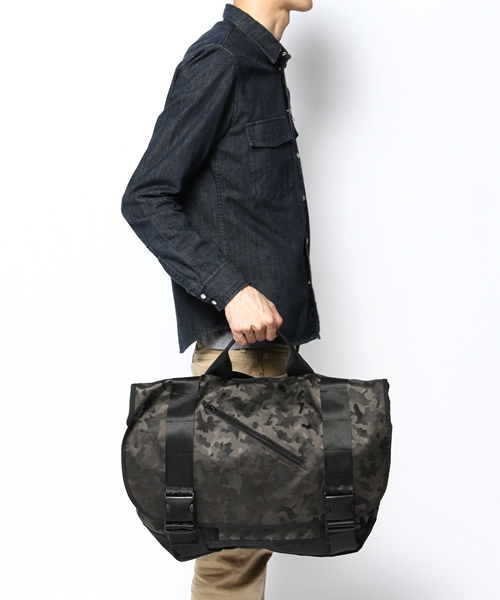 And A(アンドエー)の「迷彩メッセンジャーリュック(バックパック/リュック・メンズ・ブラック/カーキ・FREE)」の2枚目の写真