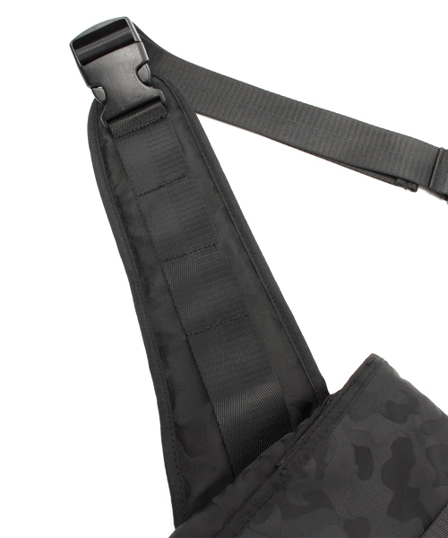 And A(アンドエー)の「迷彩メッセンジャーリュック(バックパック/リュック・メンズ・ブラック/カーキ・FREE)」の6枚目の写真