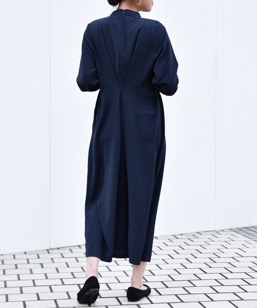 Ambre Neige(アンブルネージュ)の「バックディティールワンピース/ロングワンピース/フォーマル/【WEB/EC限定商品】(ワンピース・レディース・ネイビー・FREE)」の4枚目の写真