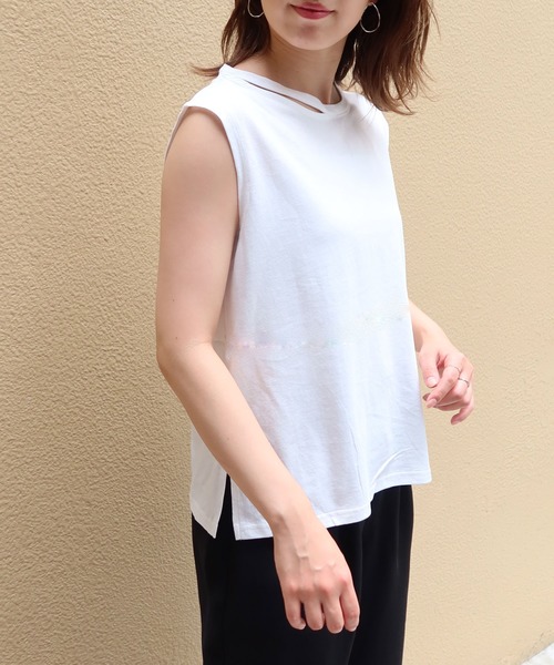 Riberry（リベリー）の「ネックスラッシュノースリT（Tシャツ/カットソー・レディース・オフホワイト/ブラック/ベージュ/グリーン/カーキ・FREE）」の2枚目の写真