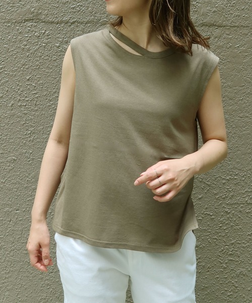 Riberry（リベリー）の「ネックスラッシュノースリT（Tシャツ/カットソー・レディース・オフホワイト/ブラック/ベージュ/グリーン/カーキ・FREE）」の4枚目の写真