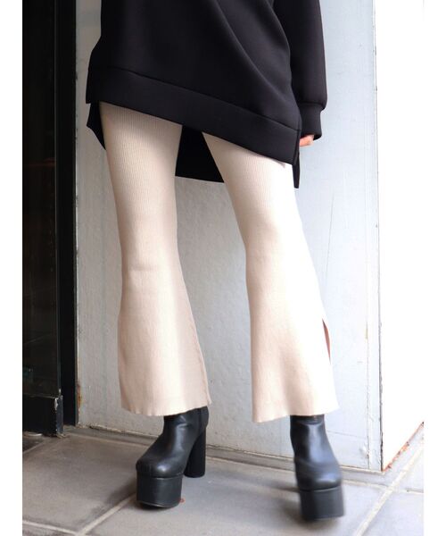 MURUA（ムルーア）の「リブフィットフレアパンツ（その他パンツ・レディース・ブラック/アイボリー/モカ・FREE）」の2枚目の写真