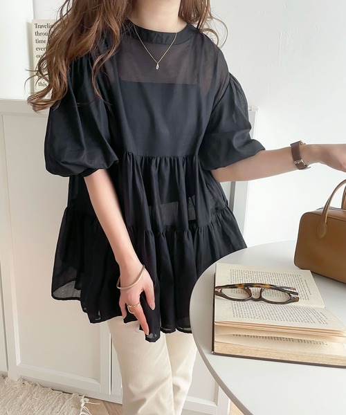 classicalelf（クラシカルエルフ）の「夏に大活躍！ふわり、風をまとう。3wayバルーンスリーブティアードシアーシャツ（シャツ/ブラウス・レディース・ブラック/オフホワイト/ブルー/グレイッシュベージュ/ライラック・MEDIUM/LARGE/X-LARGE/SMALL）」の21枚目の写真