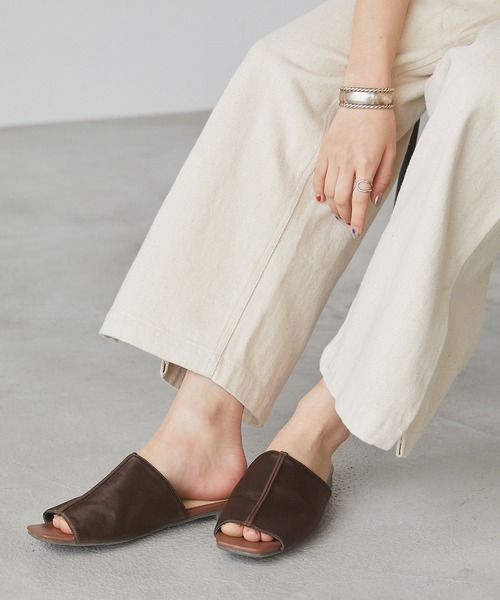 forksy.（フォルクシー）の「【forksy.】オープントゥパイピングサンダル　サテン/麻風素材/スムースレザーレザー（サンダル・レディース・ブラック/ベージュ/ブラウン/アイボリー/ブラック系その他/ベージュ系その他/キナリ/ブラック系その他2・S/M/L）」の6枚目の写真