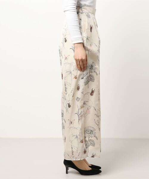 Three Four Time（ｽﾘｰﾌｫｰﾀｲﾑ）の「Bugsボタニカル柄パンツ（スラックス・レディース・チャコールグレー/アイボリー・FREE）」の4枚目の写真