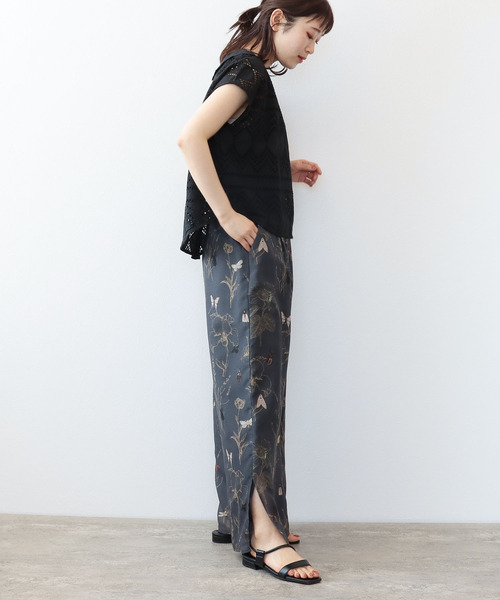 Three Four Time（ｽﾘｰﾌｫｰﾀｲﾑ）の「Bugsボタニカル柄パンツ（スラックス・レディース・チャコールグレー/アイボリー・FREE）」の6枚目の写真