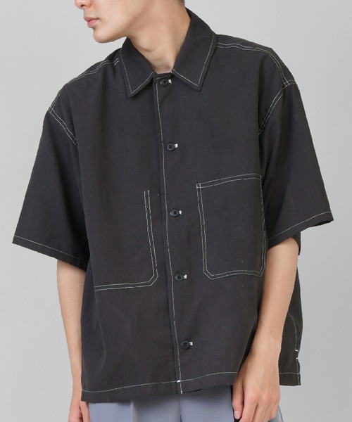 SPINNS（スピンズ）の「【ゆったりシルエット】ポロピーチ ステッチデザインビッグポケットシャツ（シャツ/ブラウス・メンズ・ホワイト/ブラック/ベージュ/サックスブルー/グリーン・L/M/XL）」の2枚目の写真