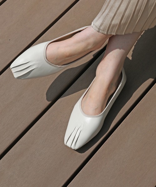 RiiiKa(リーカ)の「【RiiiKa/リーカ】スクエアトゥギャザーシューズ(パンプス・レディース・ブラック/ブラウン/アイボリー/ライトブラウン・LL/S/M/L)」の2枚目の写真