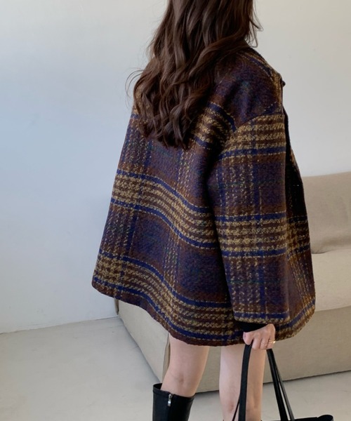 emi+（エミプラス）の「BIGシルエットチェック柄 ショートテーラーコート（ピーコート・レディース・ブラウン/ブルーグリーン/ネイビー・L/M/S）」の6枚目の写真