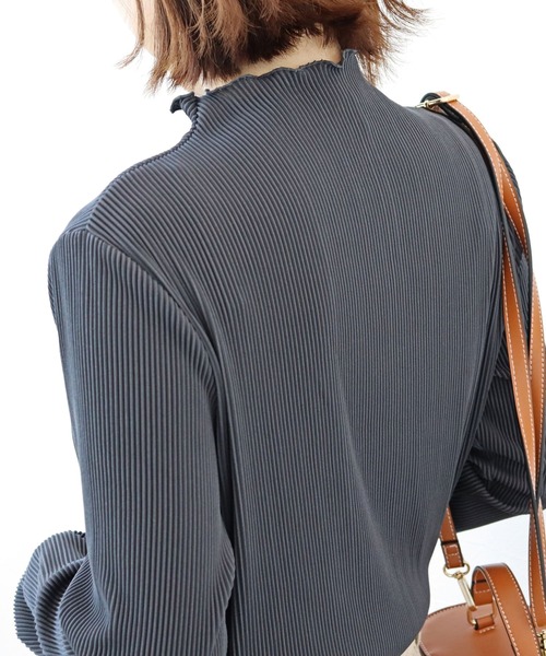 Andemiu(アンデミュウ)の「カットプリーツT270457(Tシャツ/カットソー・レディース・ベージュ/ブラウン/グレー・FREE)」の2枚目の写真