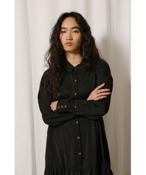 ◉新品タグ付◉ crie conforto 裾ティアードシャツワンピース crie conforto（クリーコンフォルト）の「裾ティアードシャツ