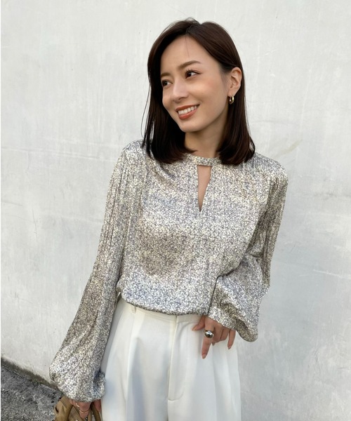 anuans ワッシャープリーツVカットブラウス anuans（アニュアンス）の「ワッシャープリーツVカットブラウス