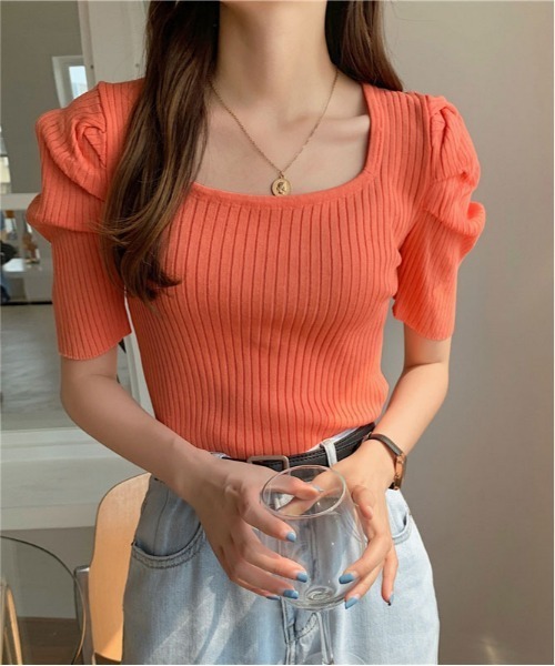 ibeul_(イベール)の「パワーショルダー パフスリーブ スクエアネックニットトップス(Tシャツ/カットソー・レディース・ホワイト/ブラック/イエロー/オレンジ/パープル・FREE)」の5枚目の写真
