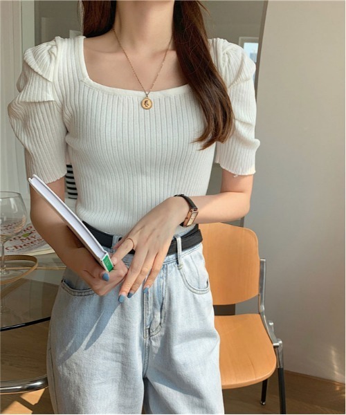 ibeul_(イベール)の「パワーショルダー パフスリーブ スクエアネックニットトップス(Tシャツ/カットソー・レディース・ホワイト/ブラック/イエロー/オレンジ/パープル・FREE)」の13枚目の写真