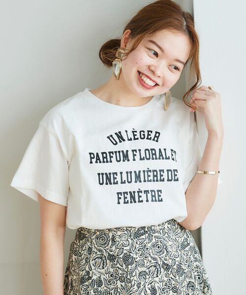 le.coeur blanc（ルクールブラン）の「un leger parfumロゴプリントTシャツ（Tシャツ/カットソー・レディース・オフホワイト/ダークグレー/グレイッシュベージュ・38）」の2枚目の写真