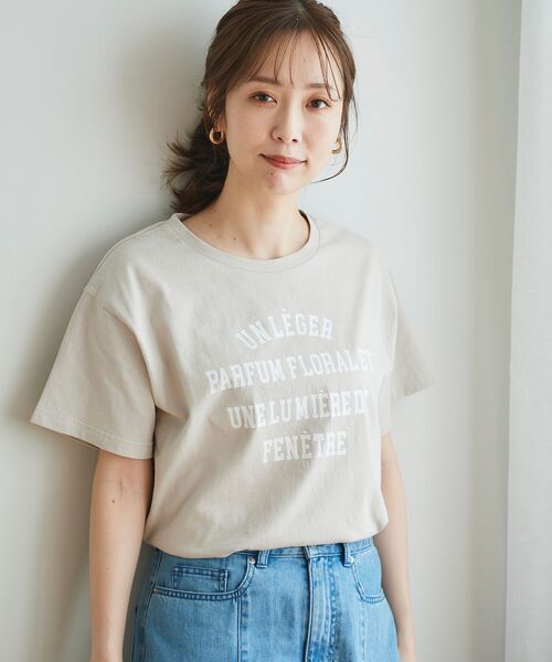 le.coeur blanc（ルクールブラン）の「un leger parfumロゴプリントTシャツ（Tシャツ/カットソー・レディース・オフホワイト/ダークグレー/グレイッシュベージュ・38）」の3枚目の写真