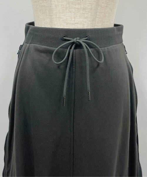 LUGIVA（ルギヴァ）の「裏毛切り替えサイドファスナースカート（スカート・レディース・ブラック/カーキ・M）」の5枚目の写真