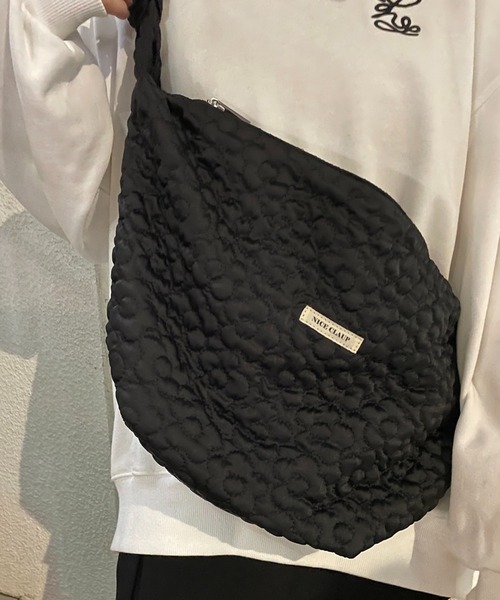 one after another NICE CLAUP(ワンアフターアナザーナイスクラップ)の「フラワーキルティングショルダー(ショルダーバッグ・レディース・ブラック/ピンク/アイボリー・FREE)」の18枚目の写真